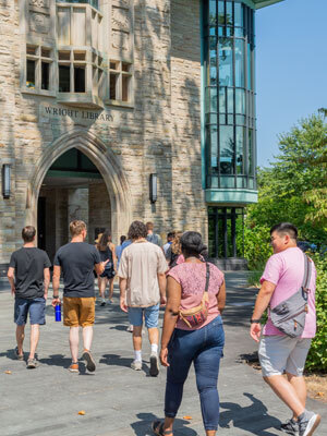 New students get to know campus on a deacon-led tour.